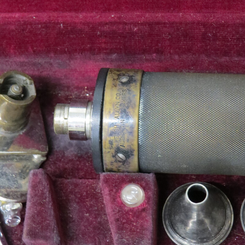 Otoscope with its parts inside of a case
