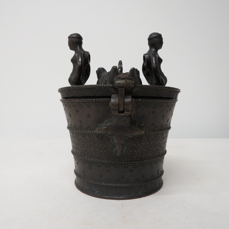 Large set of bronze Spanish cup-weights, 17th-18th cent., from the quarter-ounce to 16 Spanish pounds, in ornamental bronze case with hinged lid and hasp