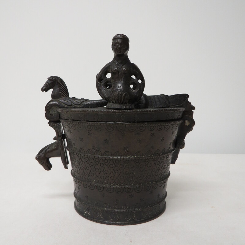 Large set of bronze Spanish cup-weights, 17th-18th cent., from the quarter-ounce to 16 Spanish pounds, in ornamental bronze case with hinged lid and hasp