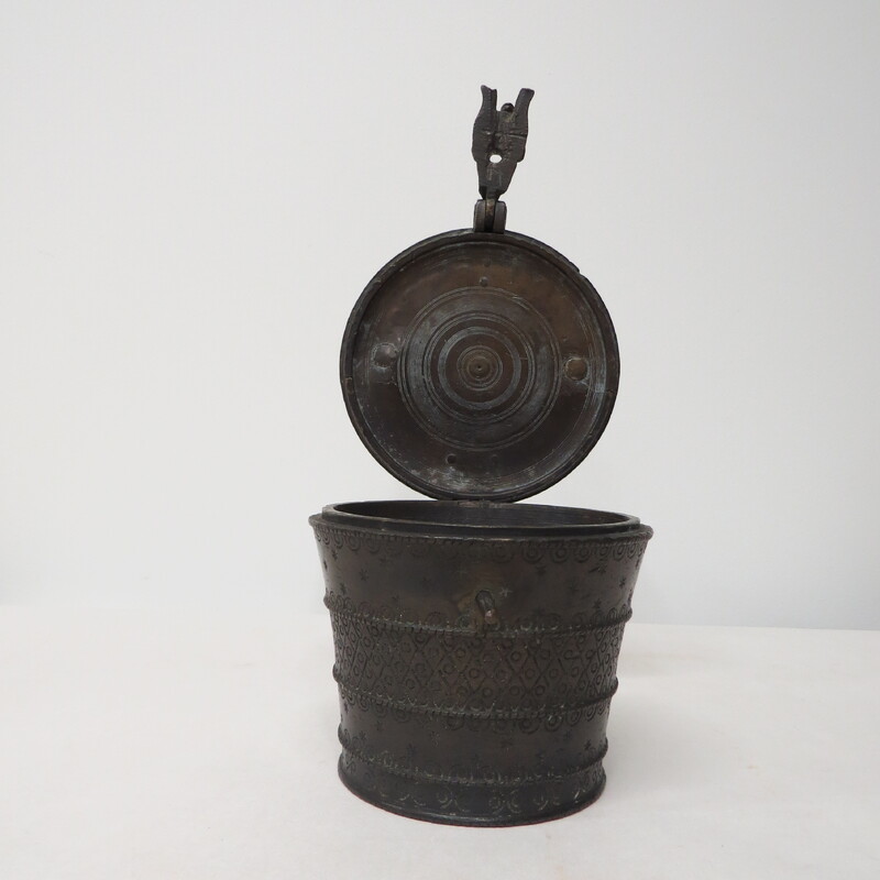 Large set of bronze Spanish cup-weights, 17th-18th cent., from the quarter-ounce to 16 Spanish pounds, in ornamental bronze case with hinged lid and hasp