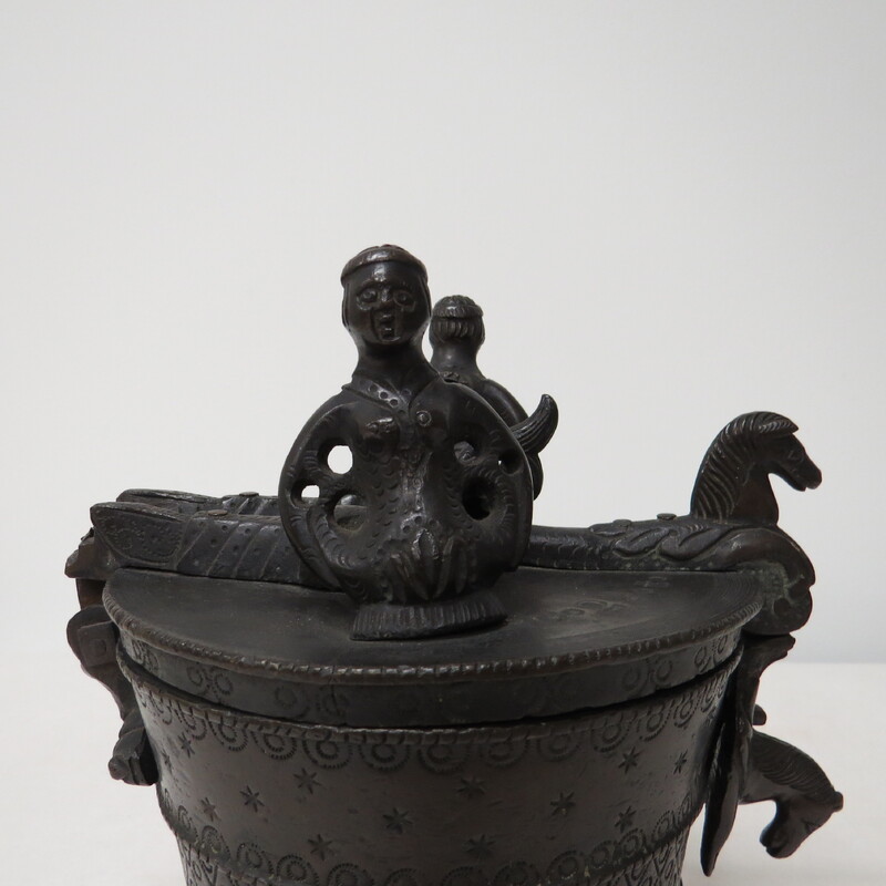 Large set of bronze Spanish cup-weights, 17th-18th cent., from the quarter-ounce to 16 Spanish pounds, in ornamental bronze case with hinged lid and hasp