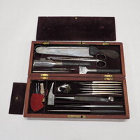 Surgical set. Set includes: 1 chisel, 1 rachtome chisel, 1 scissors, 1 bowel scissors, 1 lifting back bone saw, 1 dissecting forceps, 1 blow-pipe, 1 costotome, 5 scalpels with ivory handles, 1 tenaculum with ivory handle, 3 cartilage knives, 4 surgical needles and thread, 1 tissue forceps and 1 retraction chain with 3 hooks.